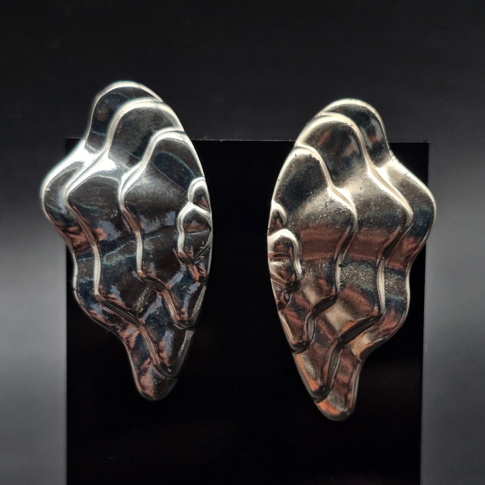 Avon 1989 Enchanted Wings Earrings Silver Tone Butterfly Vintage Jewelry